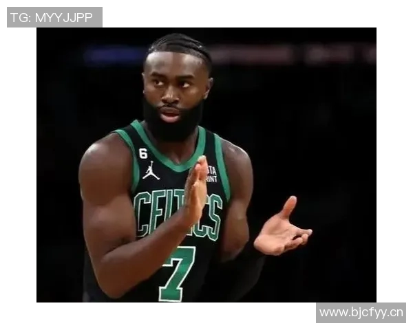 杰伦布朗半场表现惊艳10投8中三分命中率高达80砍下22分引领球队奋勇争先